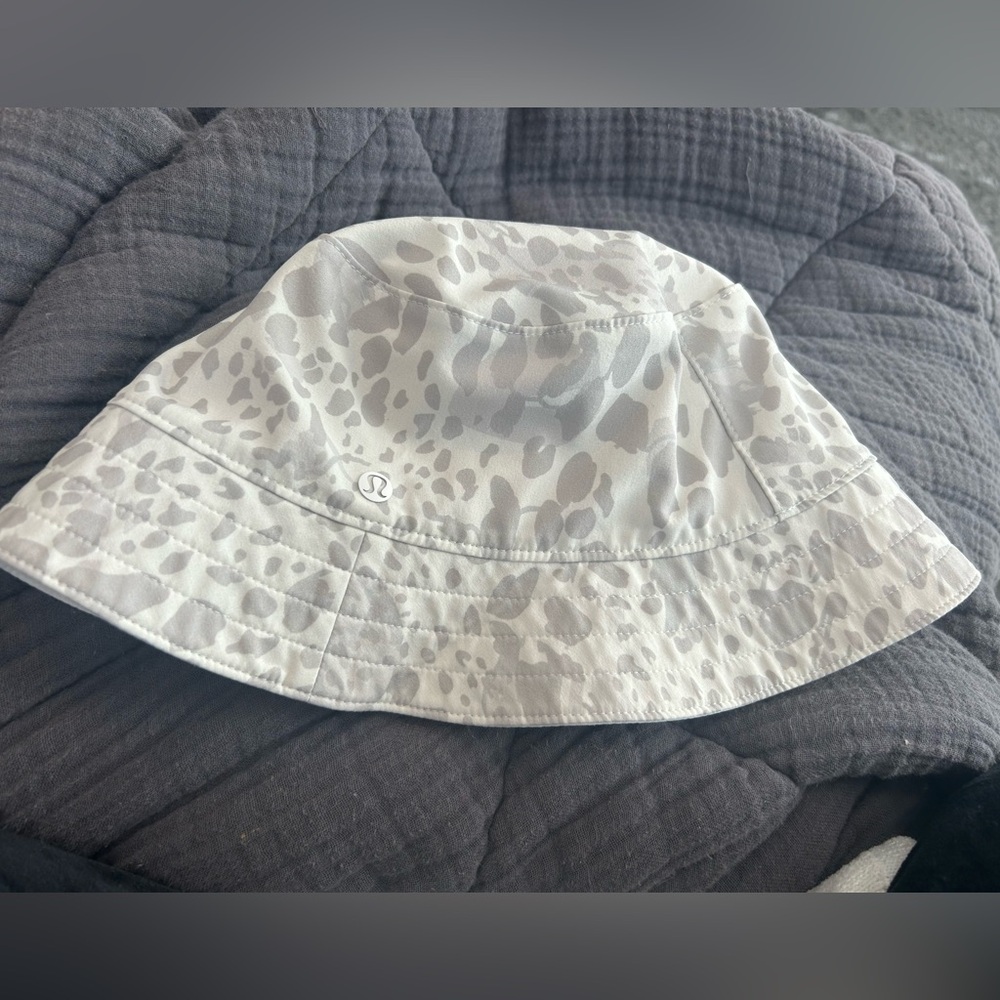 Lululemon reversible bucket hat- both ways